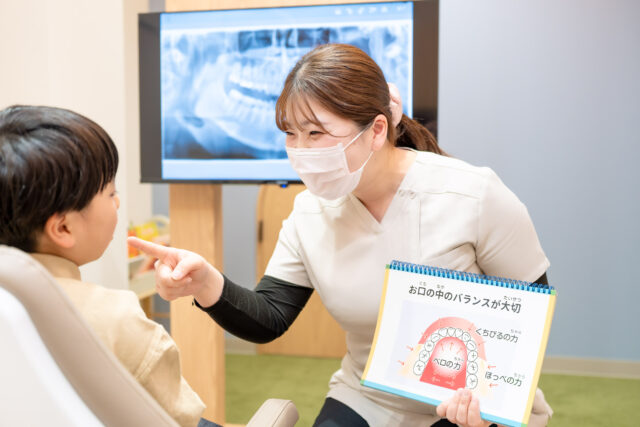 歯科衛生士が説明する様子