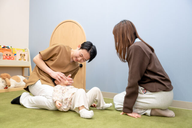 あかちゃんのおくちを診察する様子