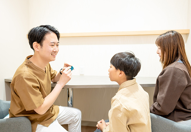 小児矯正について説明をする様子