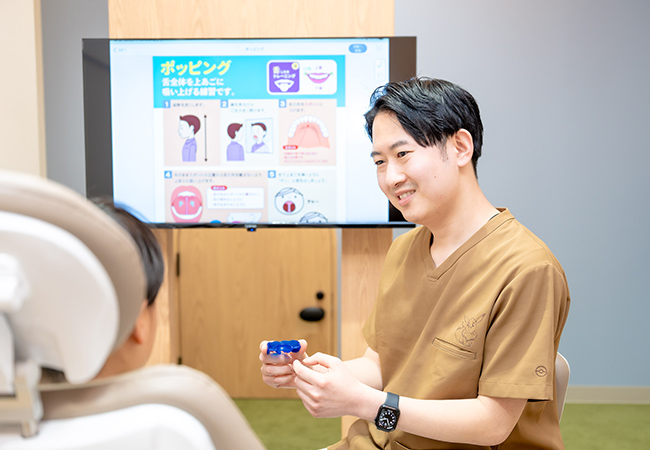 MFT（口腔筋機能療法）について説明する様子